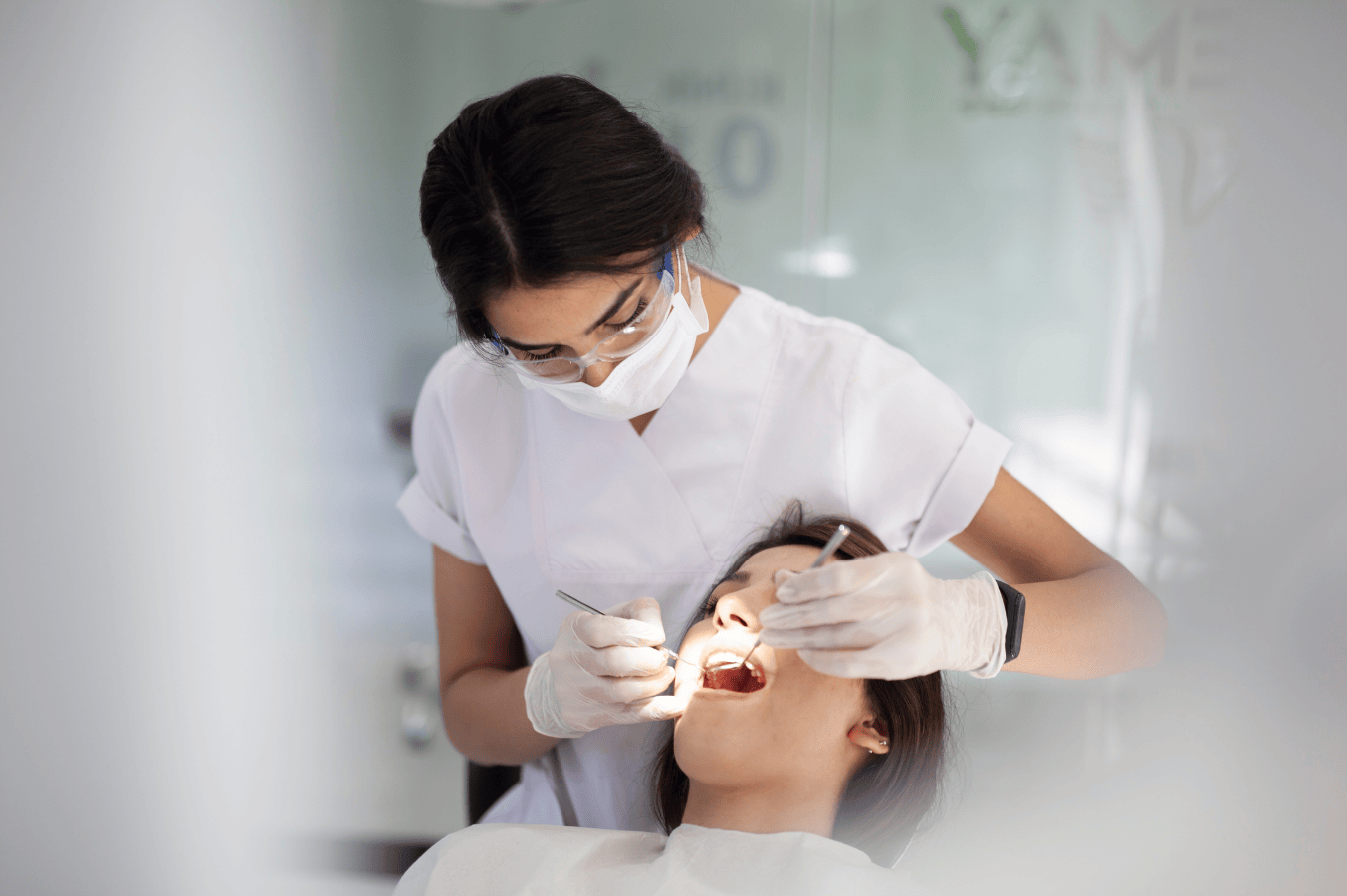 Mondhygiënist voert professionele gebitsreiniging uit in Rotterdam Zuid